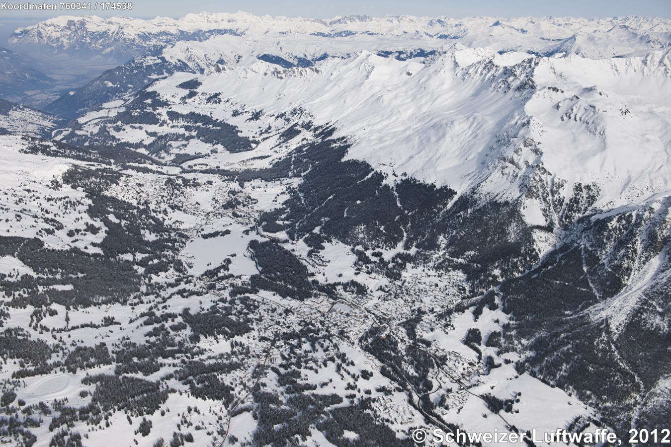 Lenzerheide, Blick nordwärts zum Heidsee (Position 2'761'589.37, 1'178'706.24) und Valbella, weiter im Norden: Parpan. Blick rechts in die Skigebiete des Aroser- und Parpaner Rothorn. - Obere linke Bildecke: Blick ins Churer Rheintal.